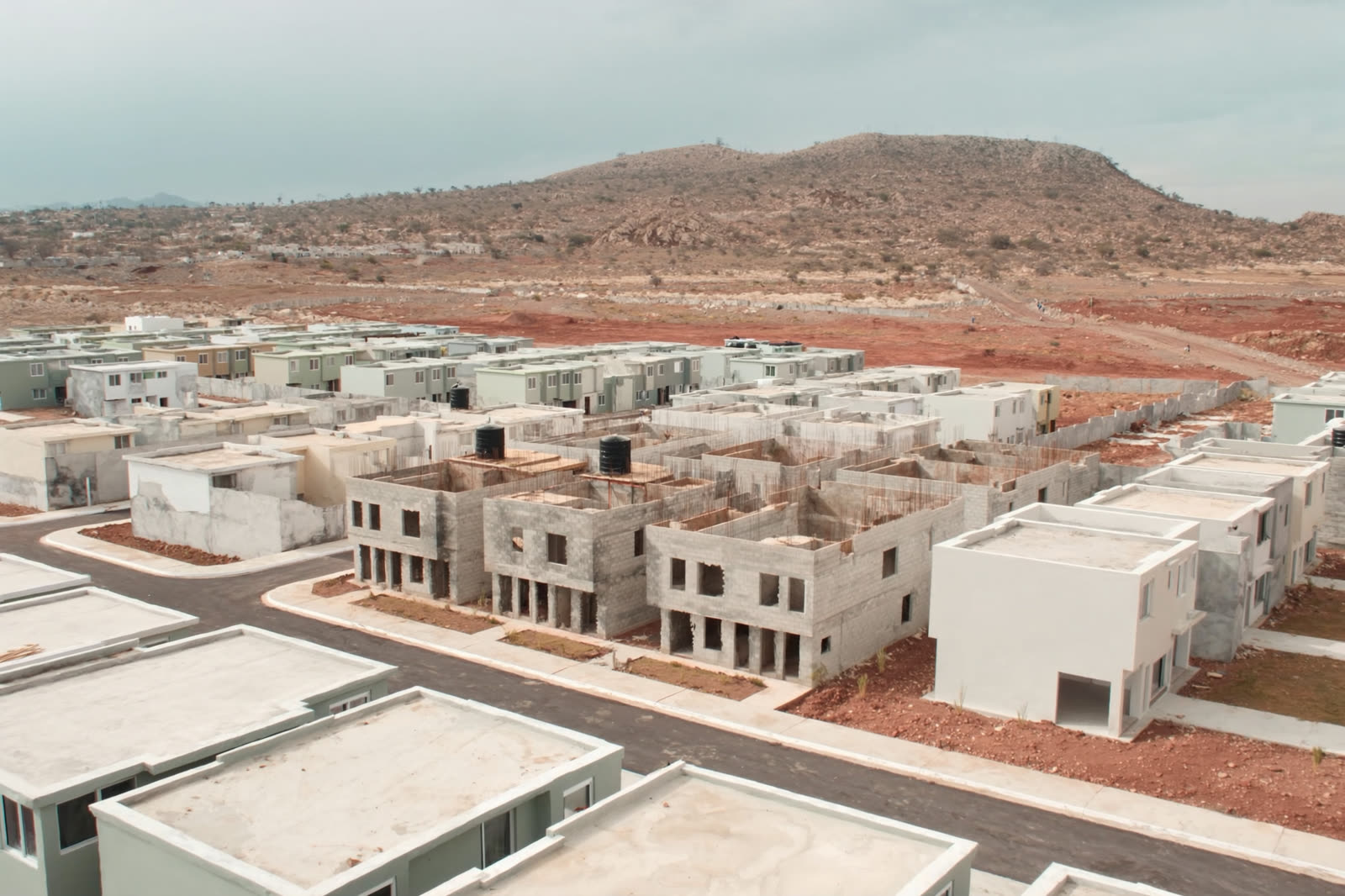 Fraccionamiento en construcción con vialidades, guarniciones y vivienda en proceso