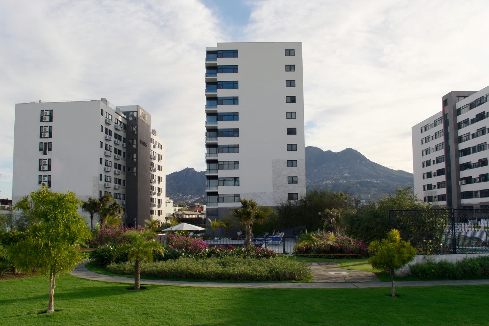 Conjunto de torres residenciales con áreas comunes ajardinadas